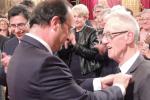 François Hollande pose les insignes de Chevalier de la légion d'honneur 