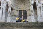 Au pied de la cathédrale de Chartres