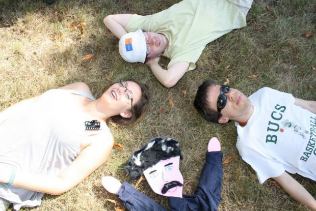 Petite pause dans l'herbe... ! Alena, Archie, Simon et Maxime