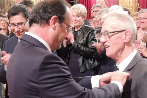François Hollande pose les insignes de Chevalier de la légion d'honneur 