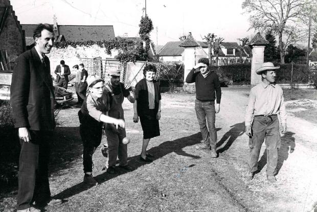 Jean Vanier et les "garçons" en 1966, près du foyer de L'Arche